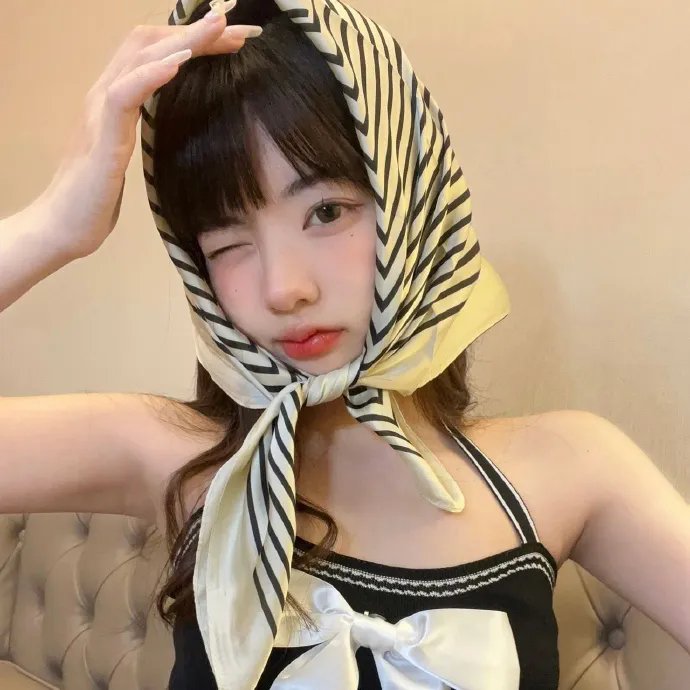 微光下的蓝色男孩